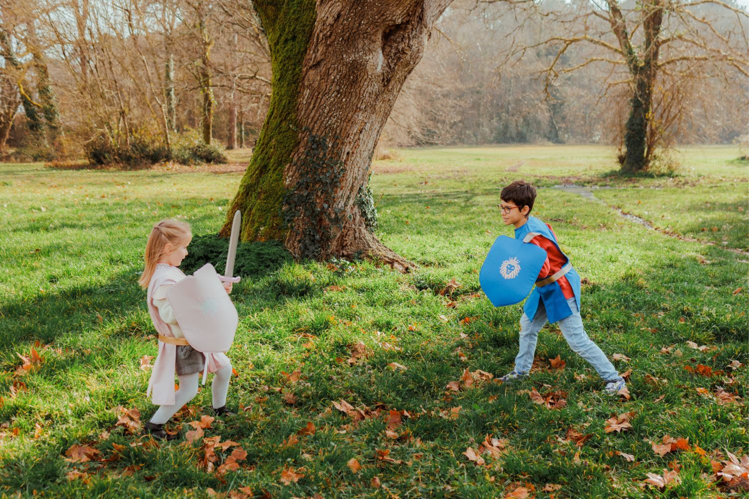 Cette photo montre deux enfants souriant et portant un déguisement fait main par l'atelier Magalu en Gironde.
