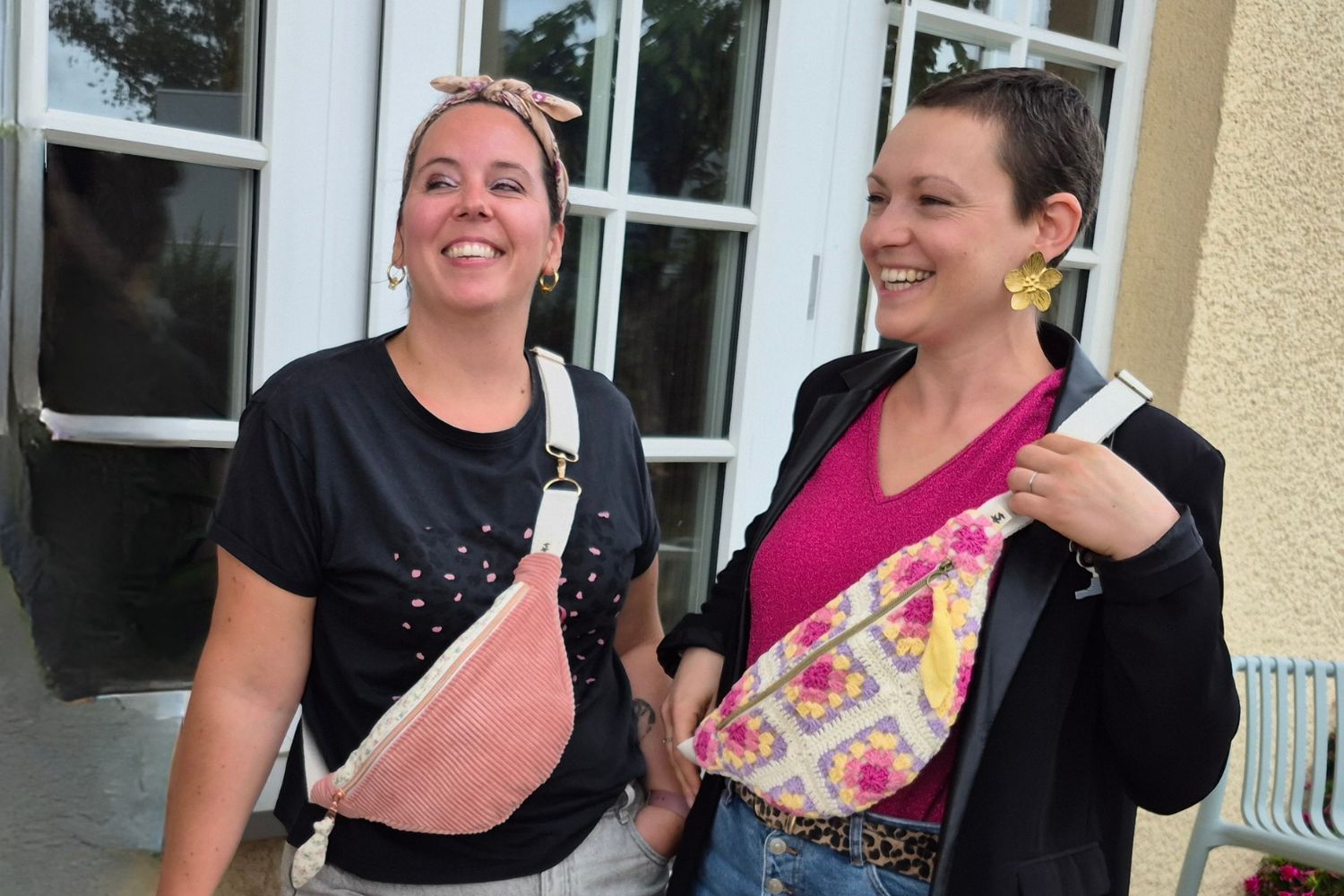 Deux femmes portant de belles bananes fait par l'atelier Magalu en Gironde.