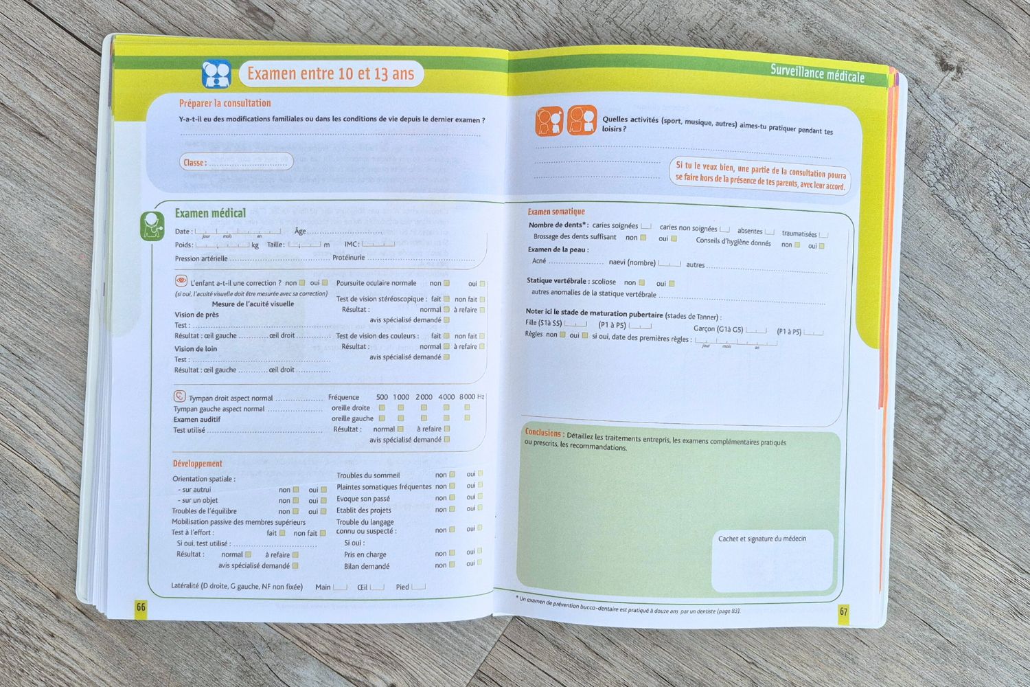 Double page à l'intérieur du carnet de santé bébé, qui explique le développement de l'enfant.