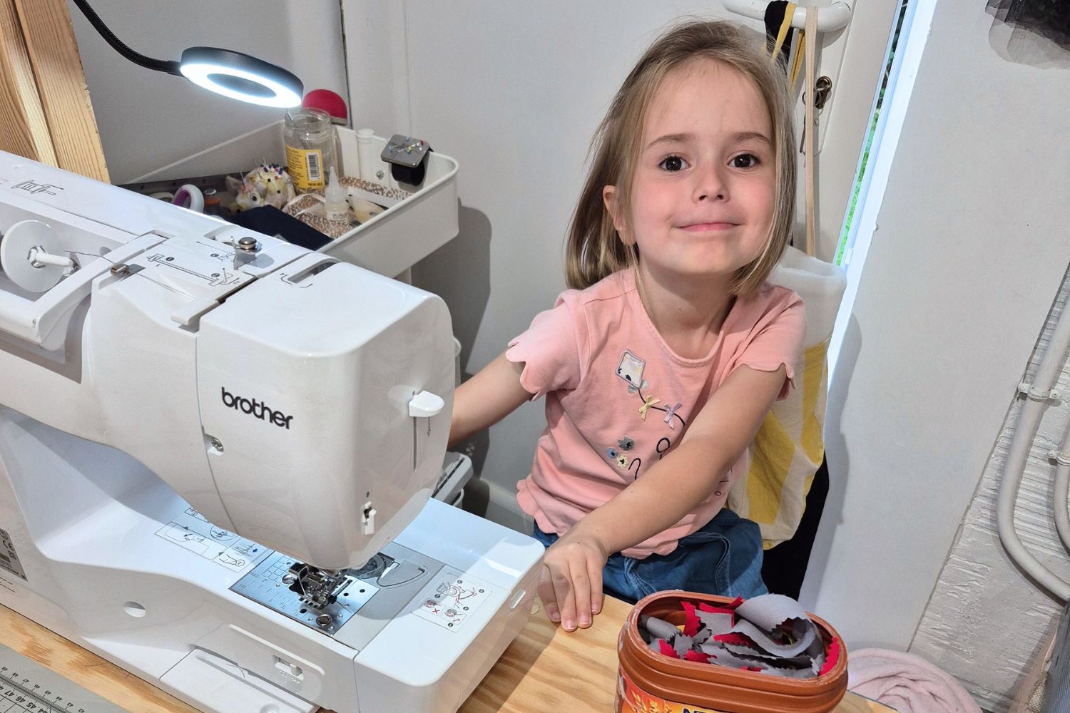 Exemple de ma vie de maman artisane: ma fille qui me vole ma place derrière la machine à coudre.