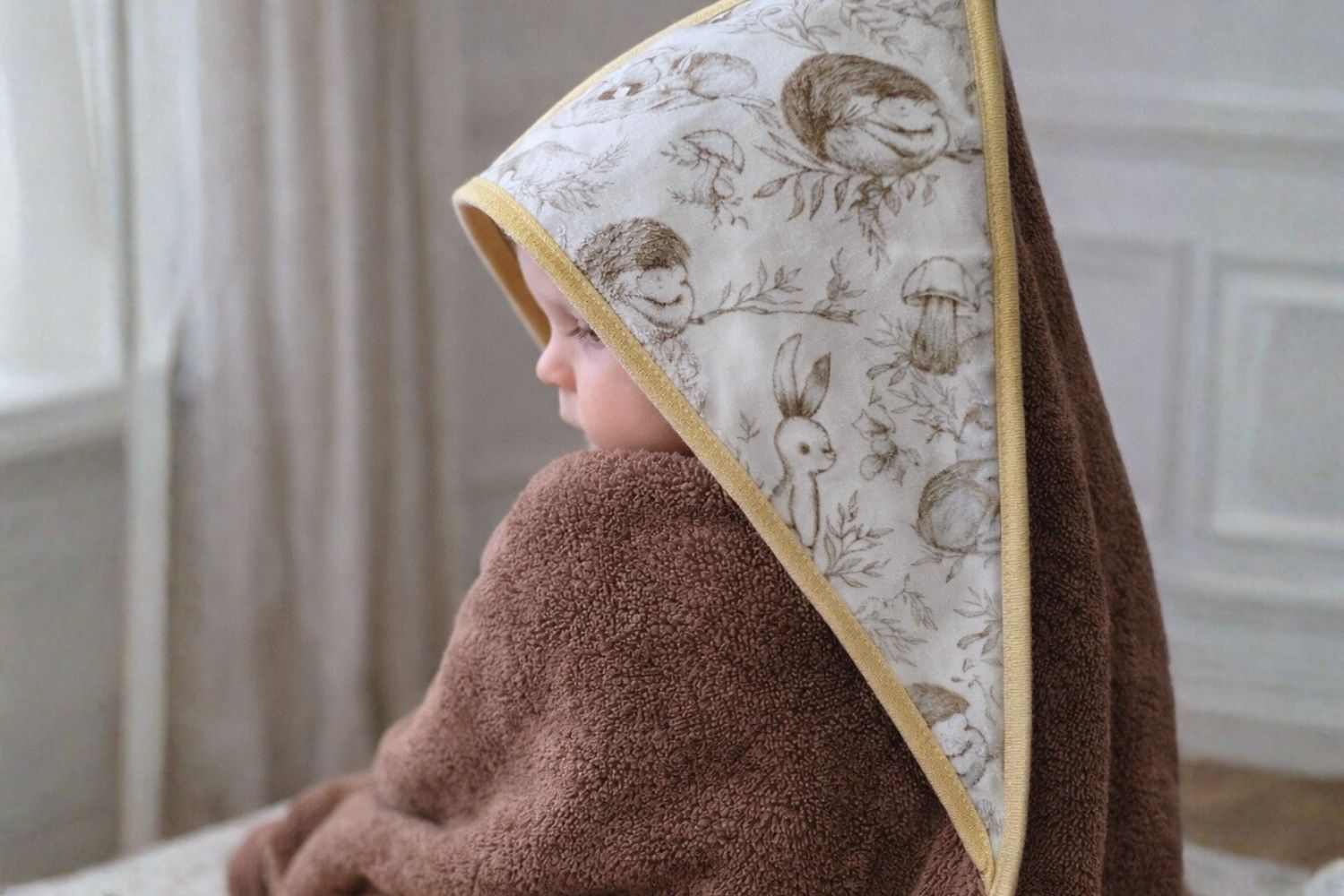 Sur la liste valise maternité, pensez à prendre un cape de bain faite main par l'atelier Magalu.