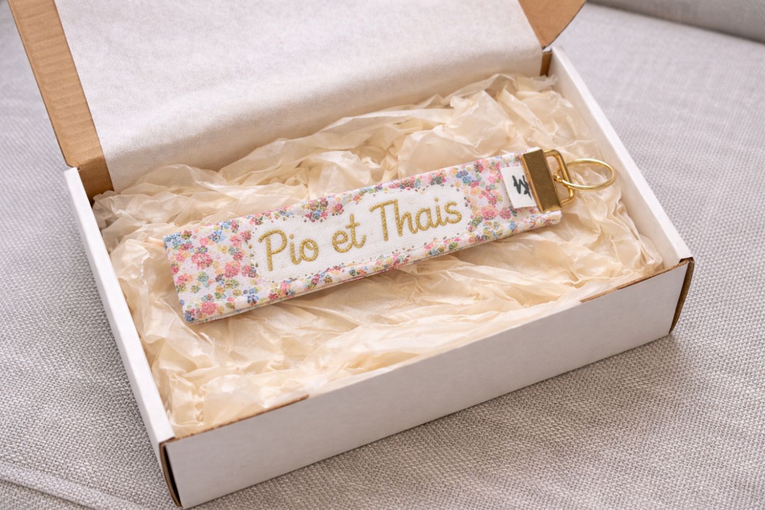 Une idées cadeau pour l fête des grands-mères, un porte-clés personnalisé avec les prénoms des petits enfants, fait par l'atelier Magalu.