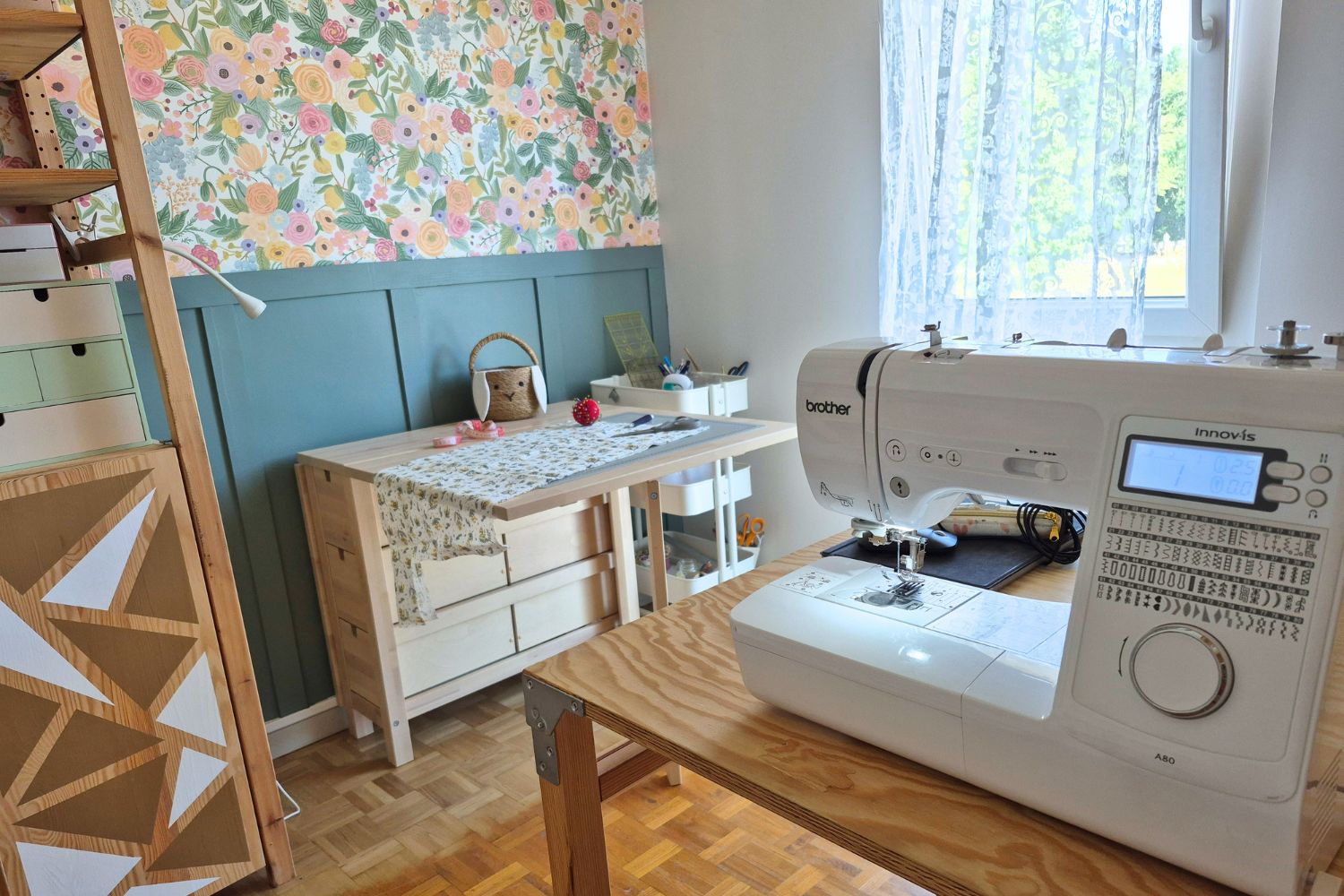 Atelier de couture, luminuex, fleuris, équipé pour accueillir des cours de couture, à Gradignan près de Bordeaux. L'atelier Magalu vous reçoit.
